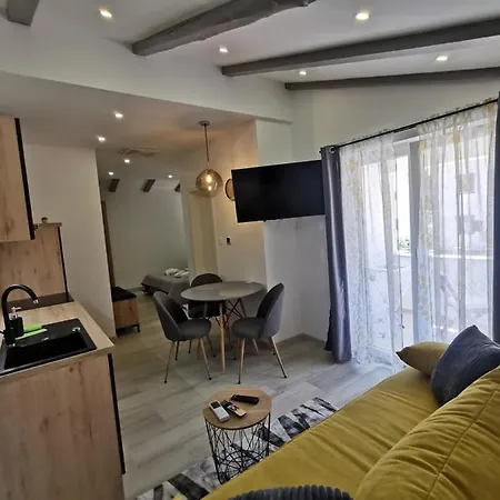 Nikolina - Luxury With Private Parking, Near Sea *