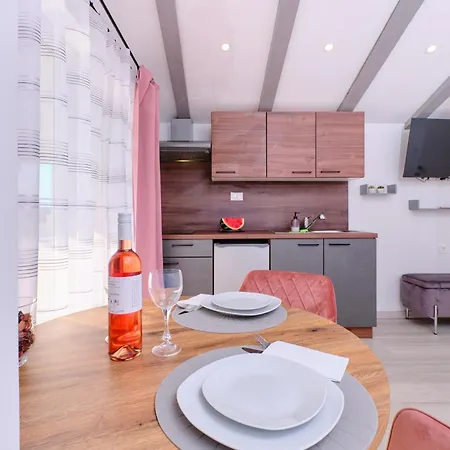 Nikolina - Luxury With Private Parking, Near Sea Apartment *