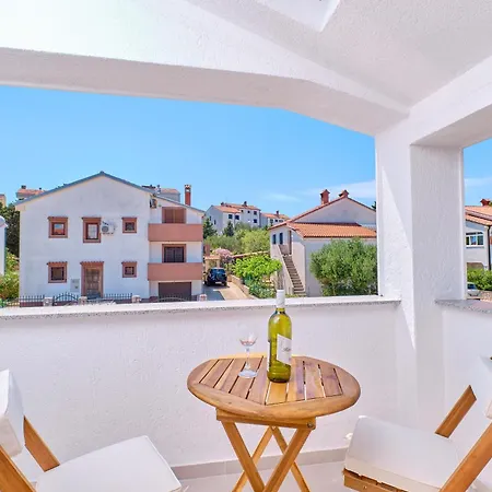 Nikolina - Luxury With Private Parking, Near Sea Apartment