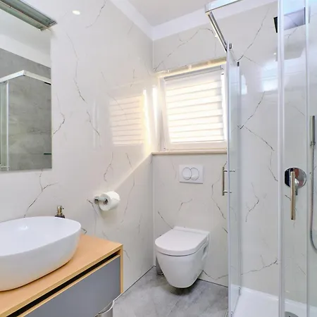 Nikolina - Luxury With Private Parking, Near Sea Apartment *