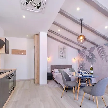 Apartment Nikolina - Luxury With Private Parking, Near Sea Mali Losinj