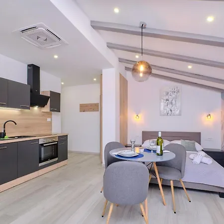 Nikolina - Luxury With Private Parking, Near Sea