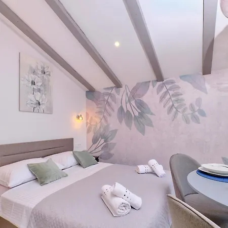 Nikolina - Luxury With Private Parking, Near Sea