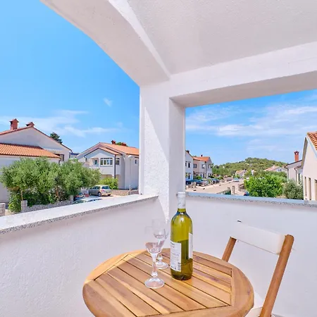 Nikolina - Luxury With Private Parking, Near Sea