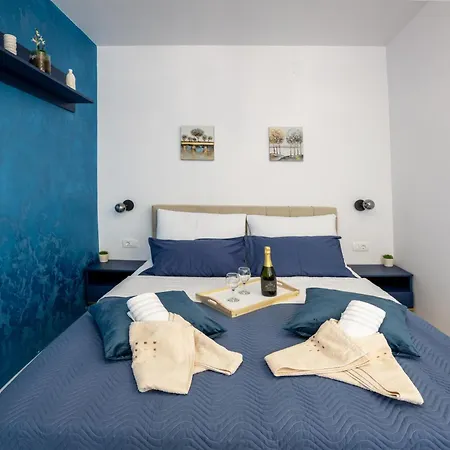 Nikolina - Luxury With Private Parking, Near Sea Apartment *