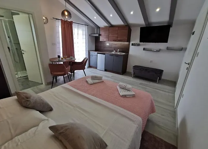New Nikolina 4 Star Apartment