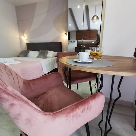 Nikolina - Luxury With Private Parking, Near Sea Apartman